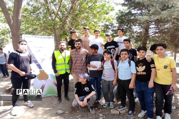 دانش‌آموزان دوستدار محیط‌زیست به کمک پاکبانان برای پاکسازی محیط زیست رفتند