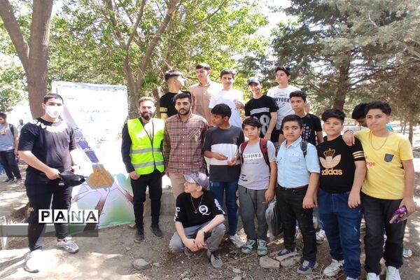 دانش‌آموزان دوستدار محیط‌زیست به کمک پاکبانان برای پاکسازی محیط زیست رفتند