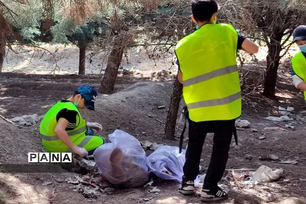 دانش‌آموزان دوستدار محیط‌زیست به کمک پاکبانان برای پاکسازی محیط زیست رفتند