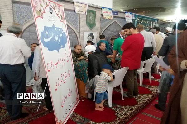 برپایی میز خدمت آموزش و پرورش قم در نماز جمعه