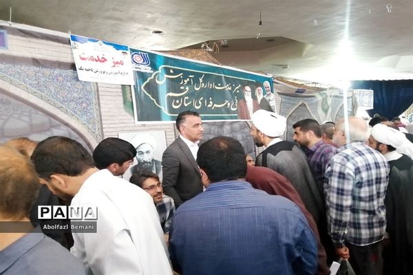 برپایی میز خدمت آموزش و پرورش قم در نماز جمعه