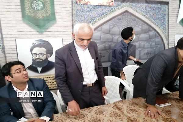 برپایی میز خدمت آموزش و پرورش قم در نماز جمعه