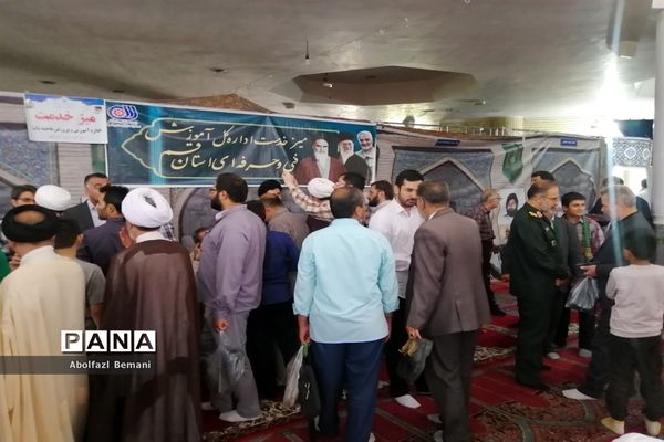 برپایی میز خدمت آموزش و پرورش قم در نماز جمعه