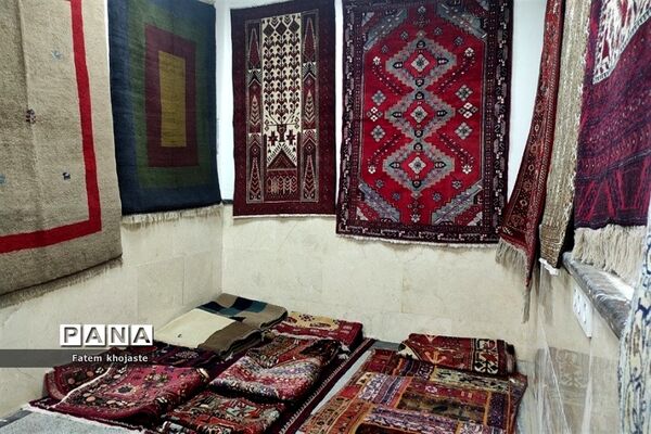 بازدید معاون پرورشی و تربیت‌بدنی آموزش و پرورش شهرستان قرچک از نمایشگاه صنایع‌دستی شهرستان‌