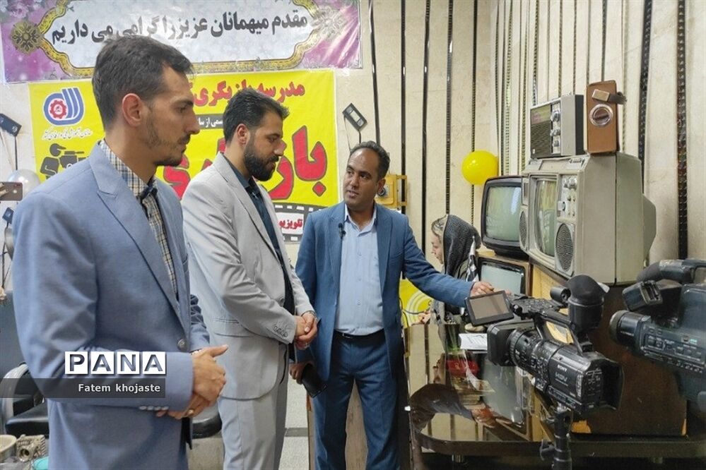 بازدید معاون پرورشی و تربیت‌بدنی آموزش و پرورش شهرستان قرچک از نمایشگاه صنایع‌دستی شهرستان‌