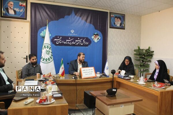 نشست همفکری هیات رئیسه مجلس دانش‌آموزی استان قم