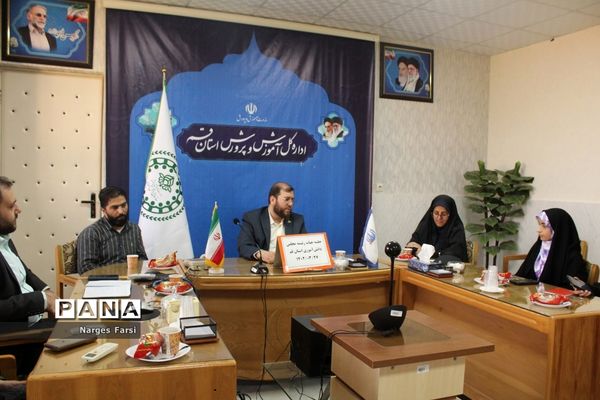 نشست همفکری هیات رئیسه مجلس دانش‌آموزی استان قم