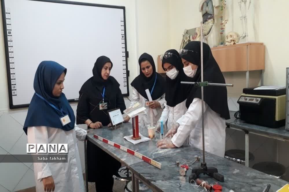 مسابقه محور علوم آزمایشگاهی در پژوهش‌سرای احمدی روشن ناحیه یک بهارستان
