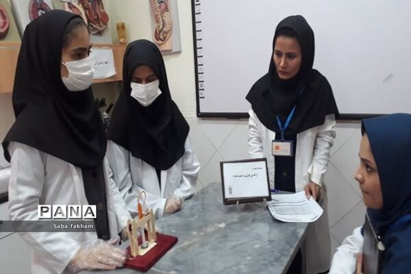 مسابقه محور علوم آزمایشگاهی در پژوهش‌سرای احمدی روشن ناحیه یک بهارستان