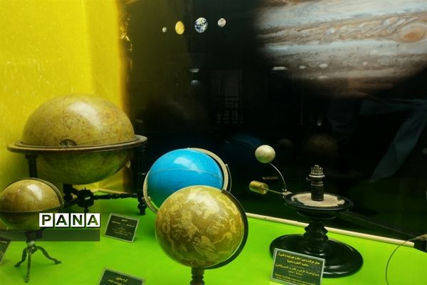 بازدید دانش آموزان دختر زیارت‌اولی استان اصفهان از موزه آستان قدس رضوی