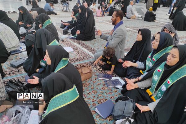 قرائت زیارت عاشورا توسط مربیان سازمان دانش‌آموزی شهرستان داراب در حرم مطهر امام رضا (ع)