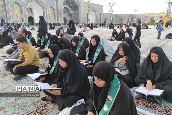 قرائت زیارت عاشورا توسط مربیان سازمان دانش‌آموزی شهرستان داراب در حرم مطهر امام رضا (ع)