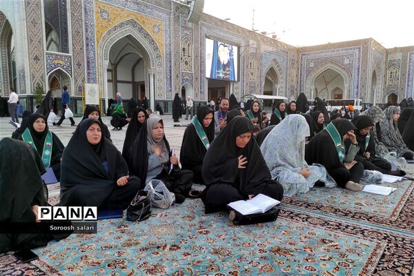 قرائت زیارت عاشورا توسط مربیان سازمان دانش‌آموزی شهرستان داراب در حرم مطهر امام رضا (ع)