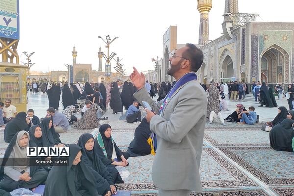 قرائت زیارت عاشورا توسط مربیان سازمان دانش‌آموزی شهرستان داراب در حرم مطهر امام رضا (ع)