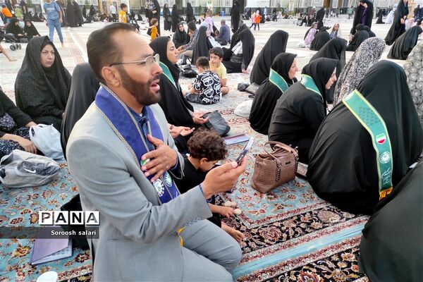 قرائت زیارت عاشورا توسط مربیان سازمان دانش‌آموزی شهرستان داراب در حرم مطهر امام رضا (ع)