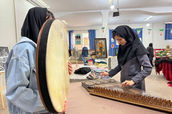 آیین افتتاحیه نمایشگاه هنری «ماها» در هنرستان شهید تاجیک بهارستان‌دو