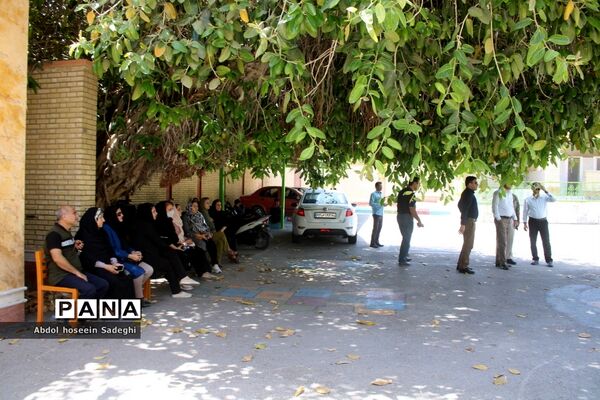 حضور دلگرم‌کننده والدین در کنار فرزندان در حوزه امتحانی تیزهوشان (سمپاد)