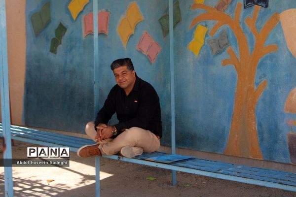 حضور دلگرم‌کننده والدین در کنار فرزندان در حوزه امتحانی تیزهوشان (سمپاد)