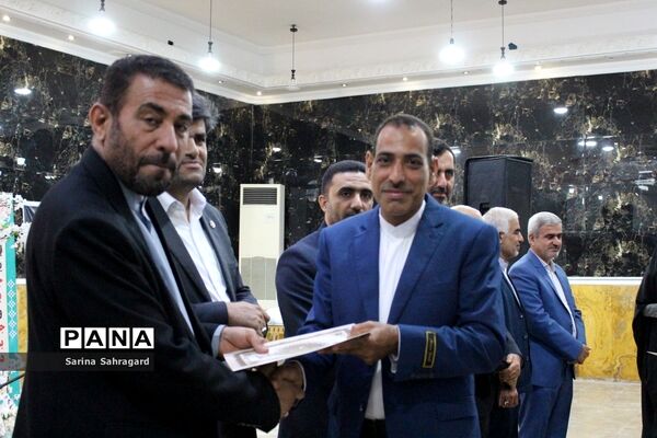 تجلیل از مربیان پرورشی‌، مشاوران‌، مراقبان سلامت و دبیران ورزش شهرستان بوشهر