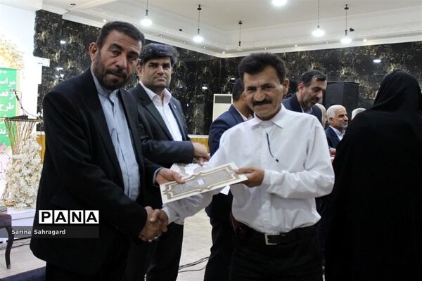 تجلیل از مربیان پرورشی‌، مشاوران‌، مراقبان سلامت و دبیران ورزش شهرستان بوشهر