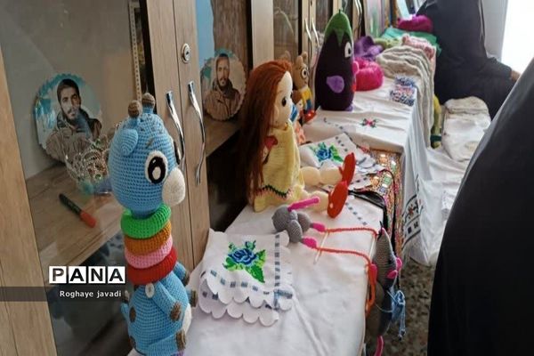 نمایشگاه آداب و رسوم اتباع مختلف در مرکز یادگیری شهید‌واعظی ناحیه یک بهارستان