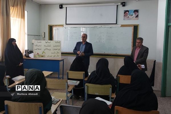 بازدید مدیر آموزش و پرورش ناحیه یک ری از برگزاری کلاس‌های طرح اتقان