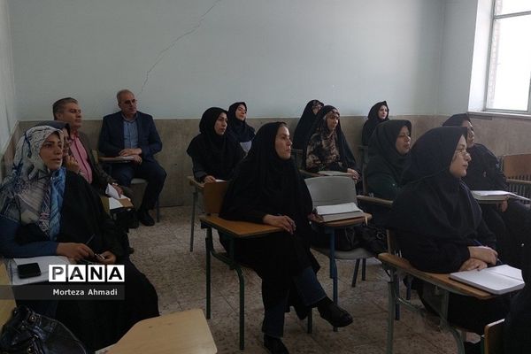 بازدید مدیر آموزش و پرورش ناحیه یک ری از برگزاری کلاس‌های طرح اتقان