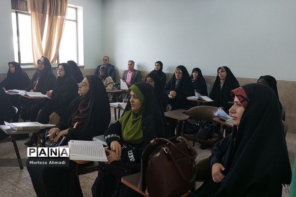 بازدید مدیر آموزش و پرورش ناحیه یک ری از برگزاری کلاس‌های طرح اتقان