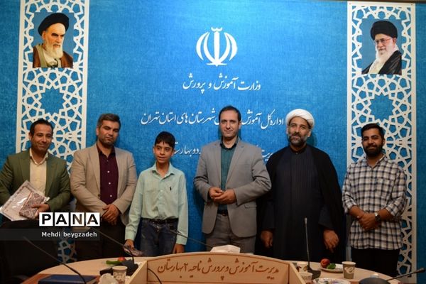 مراسم تقدیر از مدارس انقلاب و دانش‌آموزان برتر انجمن اسلامی در ناحیه دو بهارستان