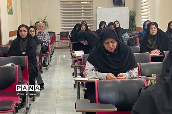 جلسه ارزیابی کیفیت‌بخشی به عملکرد مدیریت مراکز آموزشی در آموزش و پرورش رودهن