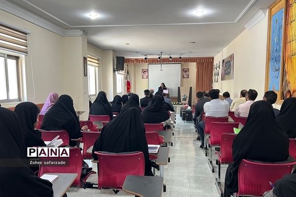 جلسه ارزیابی کیفیت‌بخشی به عملکرد مدیریت مراکز آموزشی در آموزش و پرورش رودهن