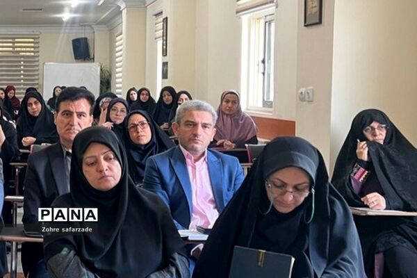 جلسه ارزیابی کیفیت‌بخشی به عملکرد مدیریت مراکز آموزشی در آموزش و پرورش رودهن