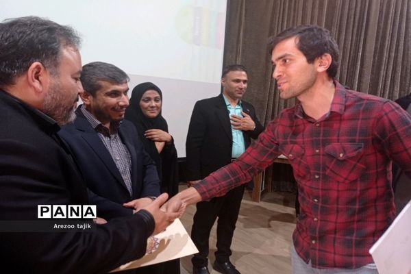 مراسم تجلیل از دانش‌آموزان برتر در رشته رباتیک شهرستان ورامین