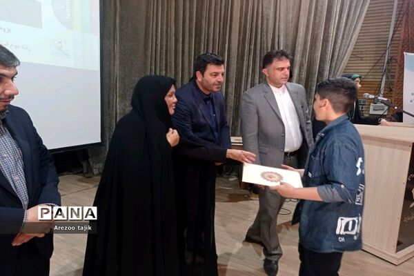 مراسم تجلیل از دانش‌آموزان برتر در رشته رباتیک شهرستان ورامین