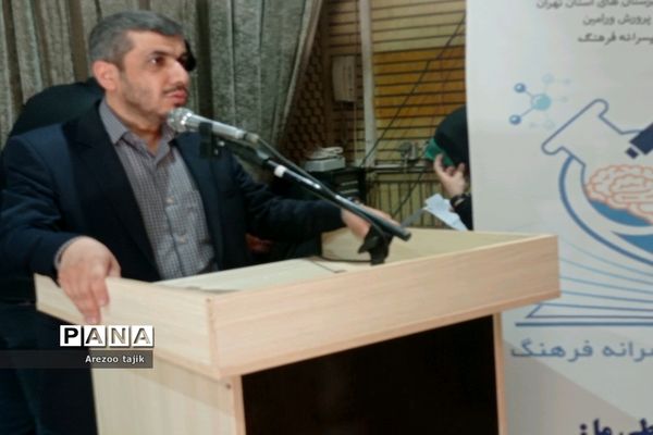 مراسم تجلیل از دانش‌آموزان برتر در رشته رباتیک شهرستان ورامین