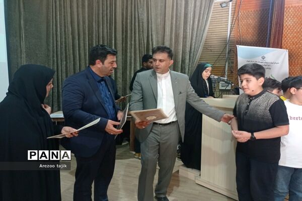 مراسم تجلیل از دانش‌آموزان برتر در رشته رباتیک شهرستان ورامین