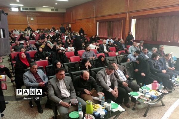 مراسم تجلیل از دانش‌آموزان برتر در رشته رباتیک شهرستان ورامین