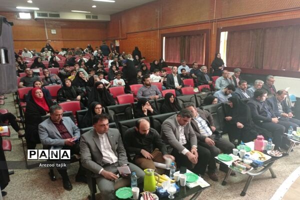 مراسم تجلیل از دانش‌آموزان برتر در رشته رباتیک شهرستان ورامین