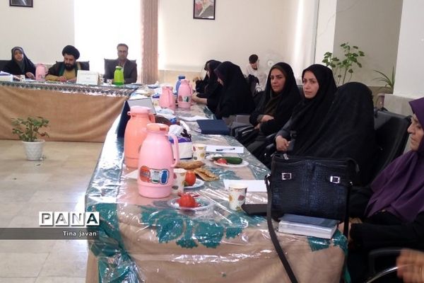 جلسه هم‌اندیشی مسائل تربیتی مدارس دخترانه در آموزش و پرورش رودهن