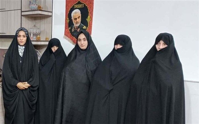 تجلیل خانواده‌های شهدا از بانوی قهرمان کشتی آلیش آسیا در قم