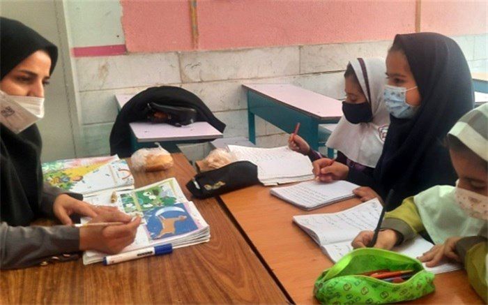 آموزگار خیر البرزی که خود را وقف دانش‌آموزان کرده است