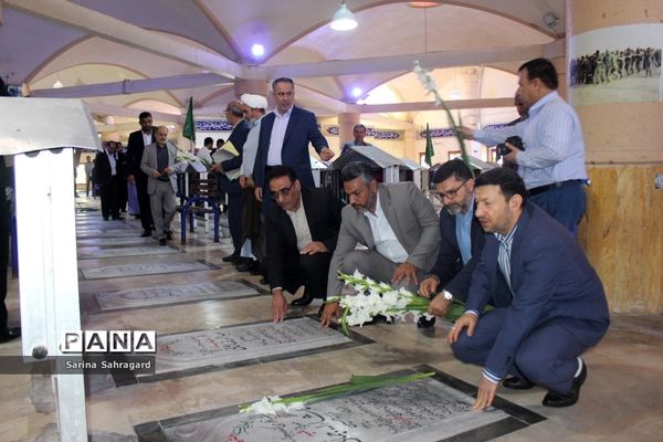 عطر افشانی و غبار روبی قبور مطهر شهدا در بوشهر