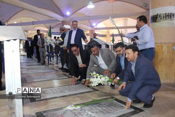 عطر افشانی و غبار روبی قبور مطهر شهدا در بوشهر