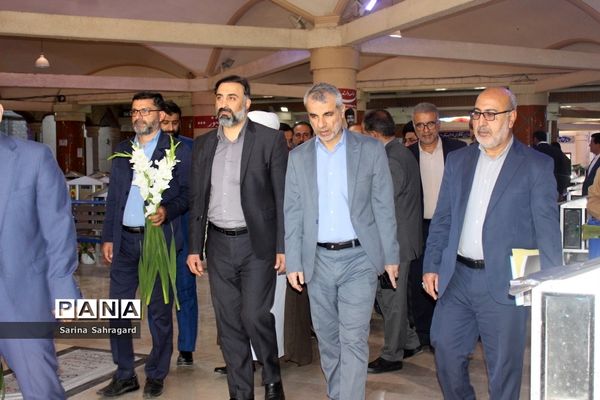 عطر افشانی و غبار روبی قبور مطهر شهدا در بوشهر