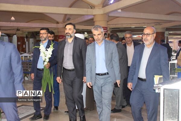 عطر افشانی و غبار روبی قبور مطهر شهدا در بوشهر