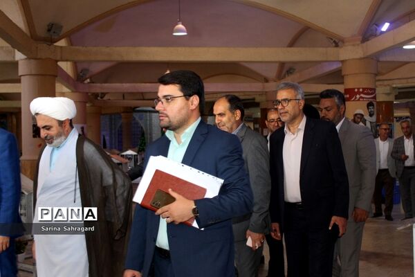 عطر افشانی و غبار روبی قبور مطهر شهدا در بوشهر