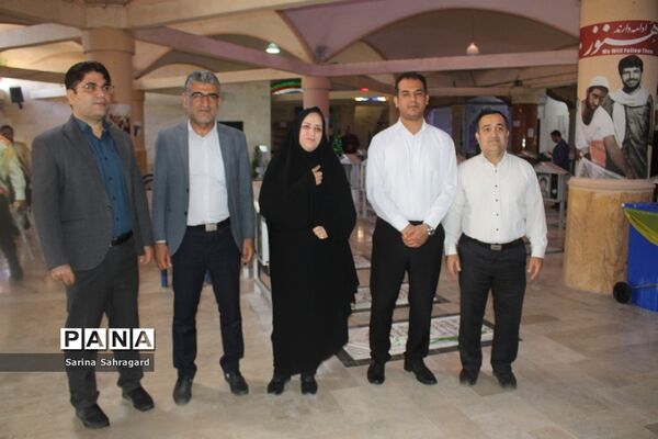 عطر افشانی و غبار روبی قبور مطهر شهدا در بوشهر
