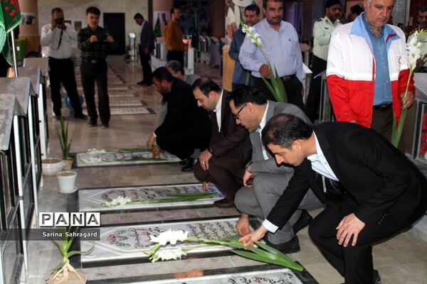 عطر افشانی و غبار روبی قبور مطهر شهدا در بوشهر
