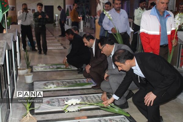 عطر افشانی و غبار روبی قبور مطهر شهدا در بوشهر