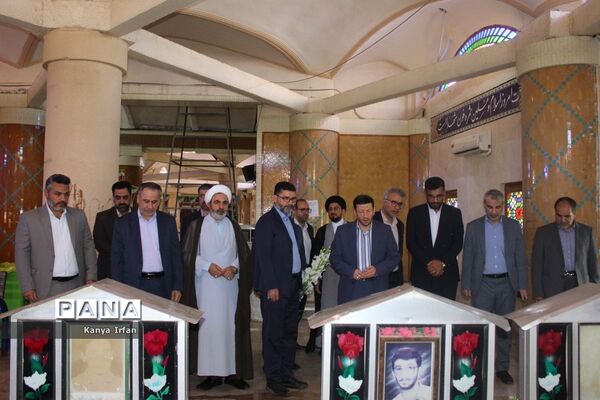 عطر افشانی و غبار روبی قبور مطهر شهدا در بوشهر